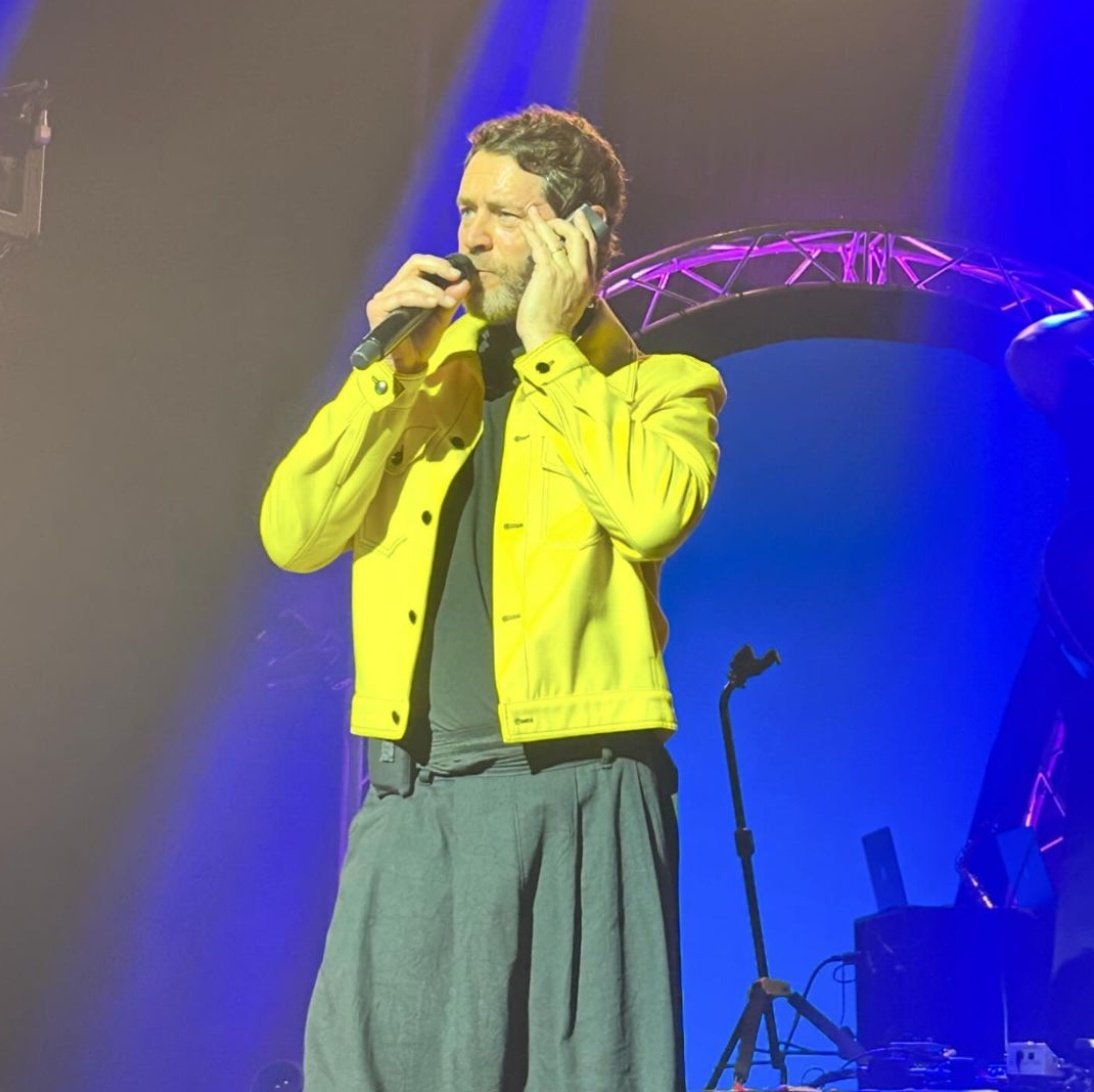 TakeThatFanBase's tweet photo. #NationalCallAFriendDay #HowardDonald #ThisLifeOnTour #📱 #ThisLifeLive #blackwhite
https://t.co/6HEx1oYnSS
#2ndpic https://t.co/VCm3tAsHjh https://t.co/CUVKVJ6osG