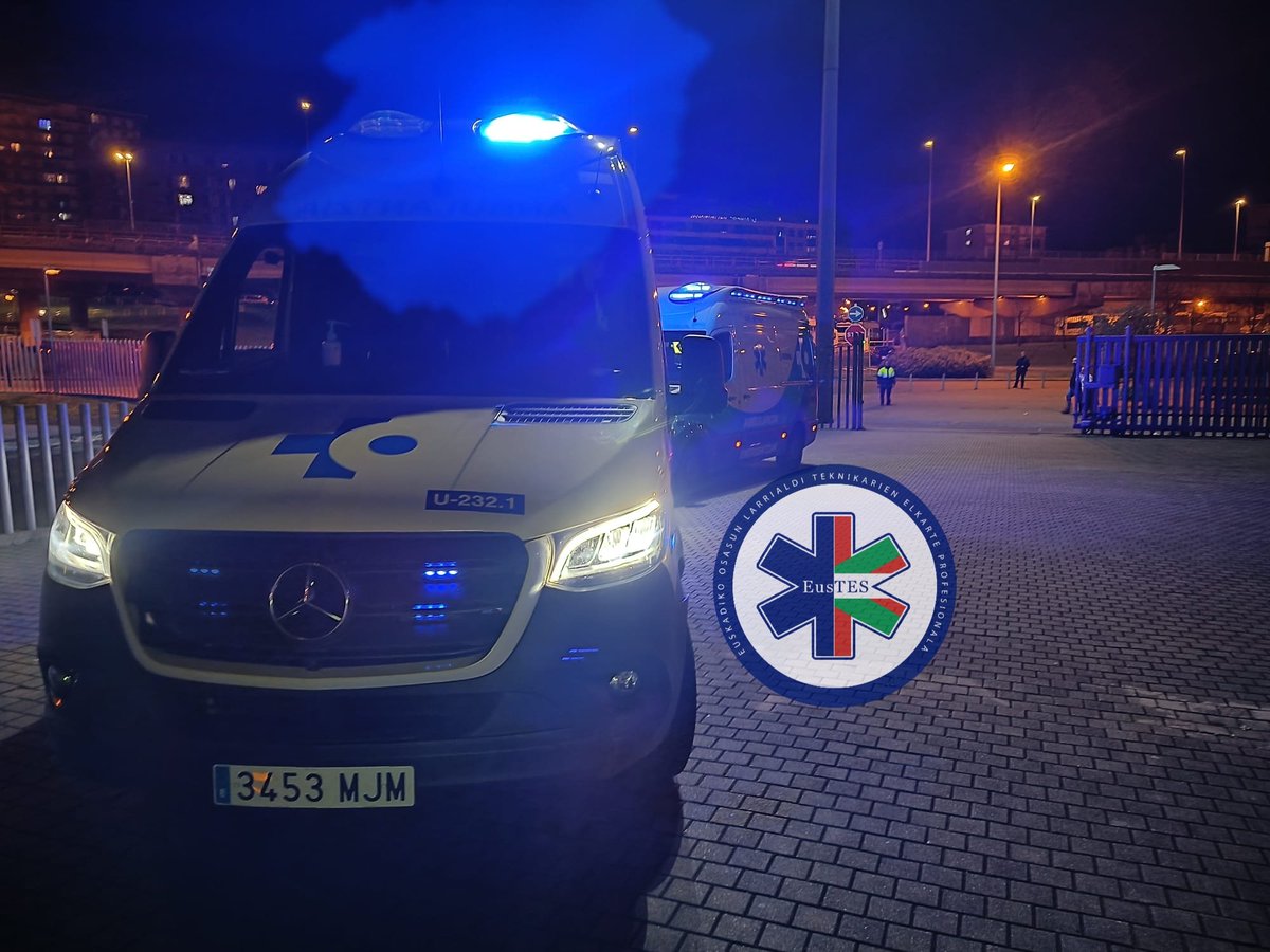 eus_tes's tweet photo. Aviso en #BEC, actuación conjunta de ambulancias #SVB de #SANIR y #SVAm de @osakidetzaEJGV por accidente casual.
Los TES realizan valoración inicial del paciente, dan apoyo al soporte vital avanzado en la reevaluación y estabilización del paciente ... https://t.co/OqMzv8vcKK