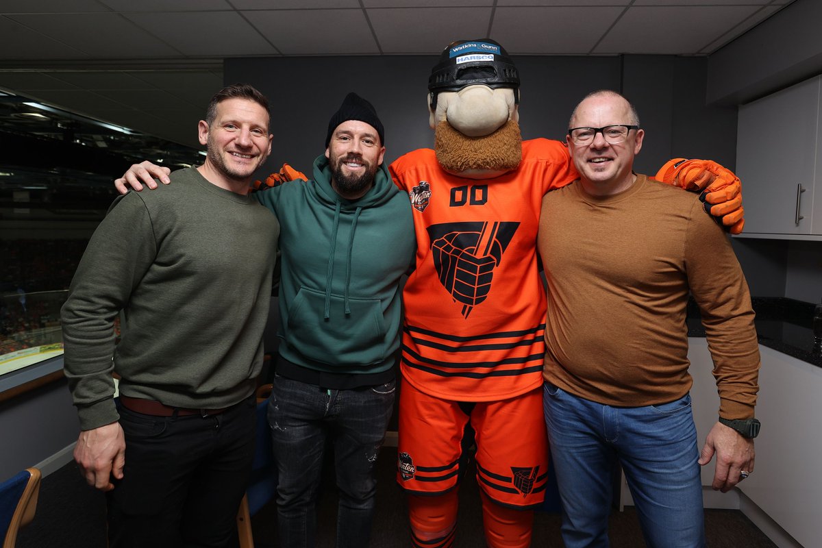 🍊🏒 Three (sorry Steeler Dan), Four Steelers legends at the Boxing Day game

With Dan are Jonathan Phillips, Jason Hewitt and Jody Lehman

#SteelersHockey