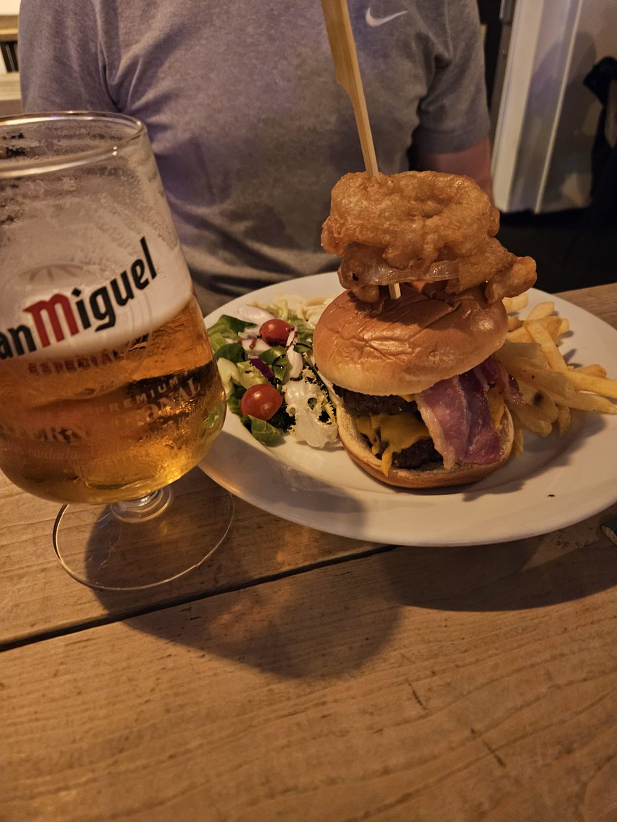 QueensHeadWB's tweet image. Got room for one more Sunday treat before we say goodbye to 2024? 😋

We won’t be serving our traditional roasts tomorrow but you can still enjoy something delicious from our menu from 12 – 5:30pm. Plus, we’ll be serving food on Monday from 12 – 4pm.

#QueensHead #SundayMenu