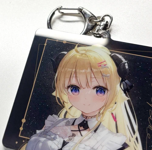 ◎今回作ってみたかったもの、 キラキラアクキーです黒の透明感が楽しめて、ライトの下だといい感じにキラキラします! 