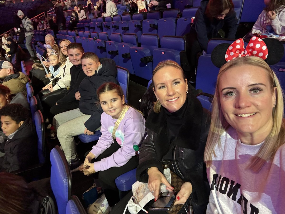 leannecoote's tweet photo. #disneyonice https://t.co/MKSzLIHfWV