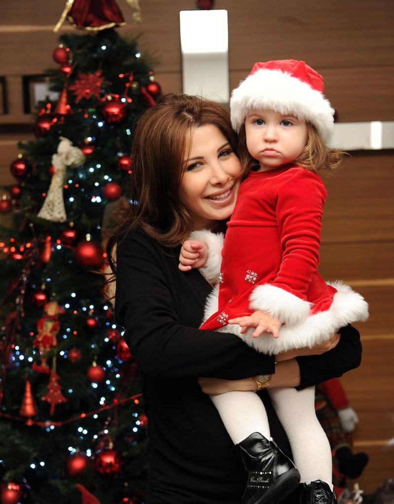 CairoScene's tweet photo. @CairoScene #SceneThrowback: In December 2011, Lebanese superstar and Arab icon Nancy Ajram posed for a wholesome festive image with her daughter Mila El Hachem. Adorable?

في أجواء الكريسماس بنفتكر احتفال نانسي عجرم مع بنتها في ديسمبر 2011.. كل سنة وانتم طيبين
📸Nancy Ajram https://t.co/8JDoepRyR8