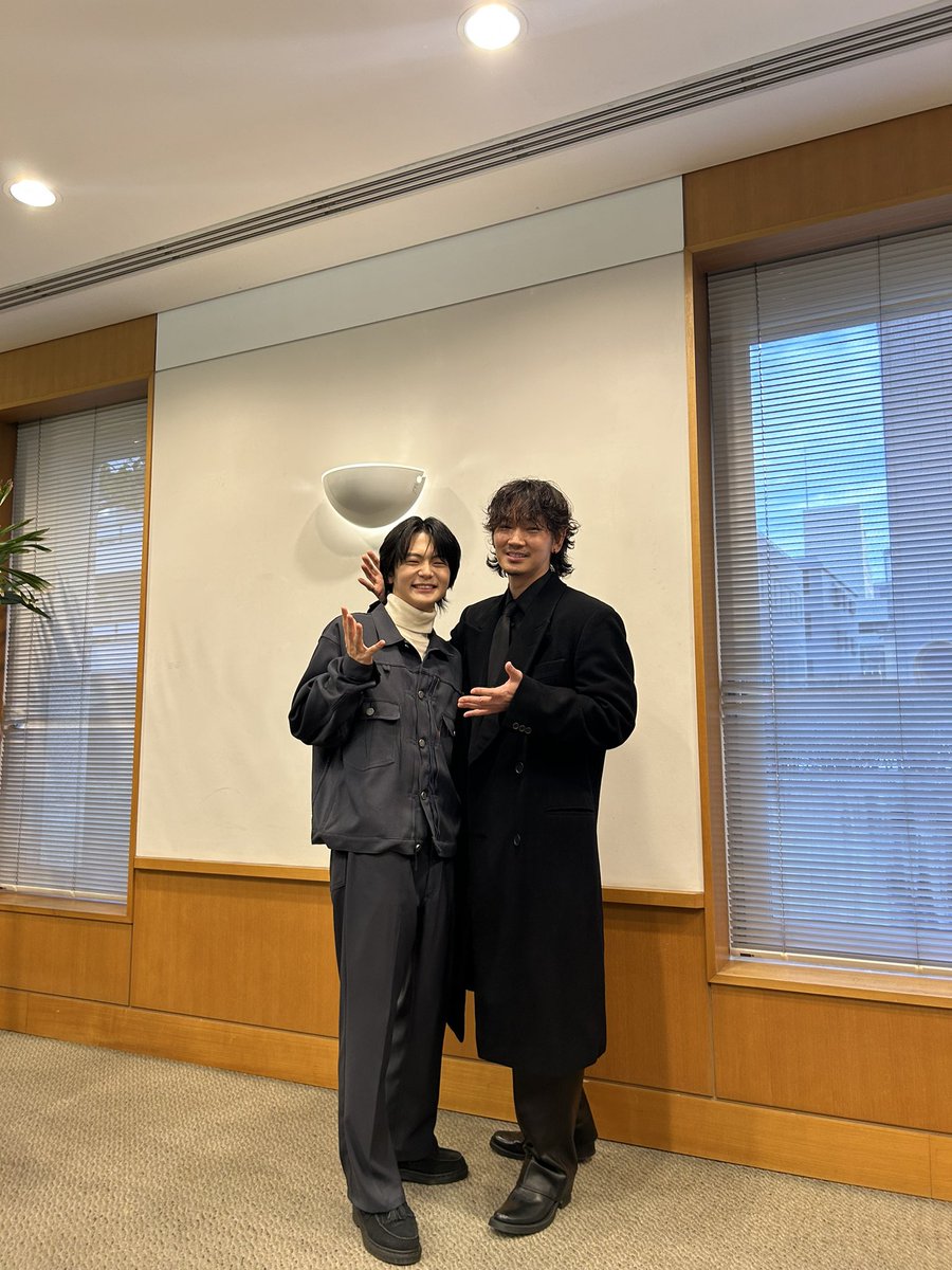 moviekaraokeiko's tweet image. コメント収録後、ひさしぶりに #綾野剛 さんと #齋藤潤 さんのオフショットを撮らせていただきました♪

#映画カラオケ行こ！ #愛やで🫰 
@junsaito_14