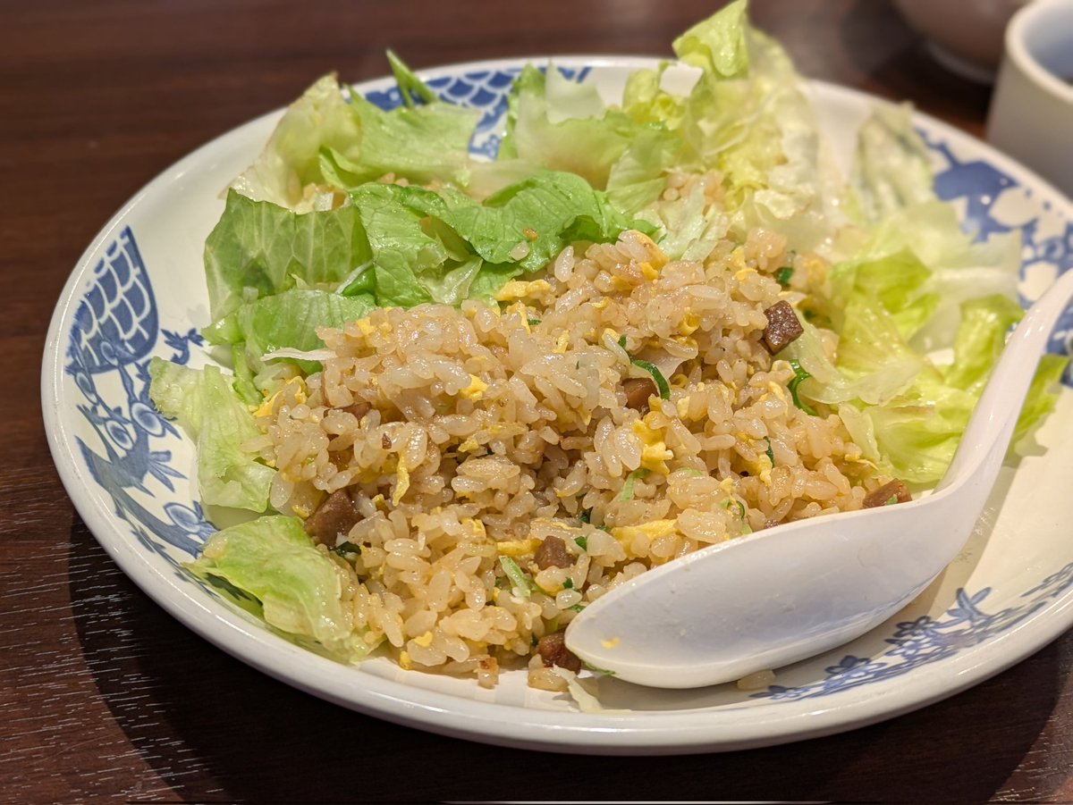 バーミヤンのレタスチャーハン、めっちゃ好きなんですが、久々に食べたら、こんなレタス+チャーハンでしたっけ？

前はもっといい感じに混ざっていたような💧