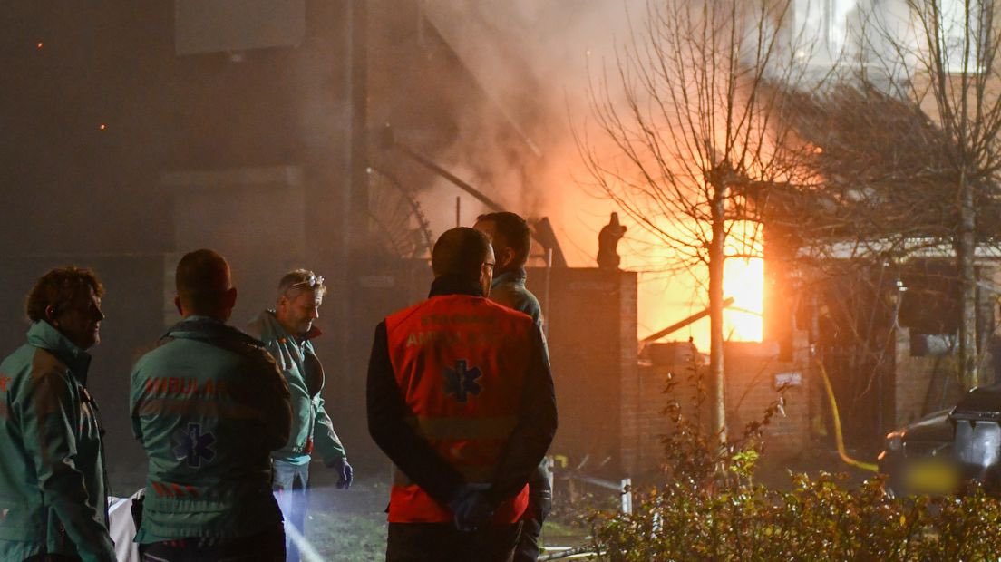 Twee doden bij woningbrand in Vroomshoop, politie onderzoekt oorzaak