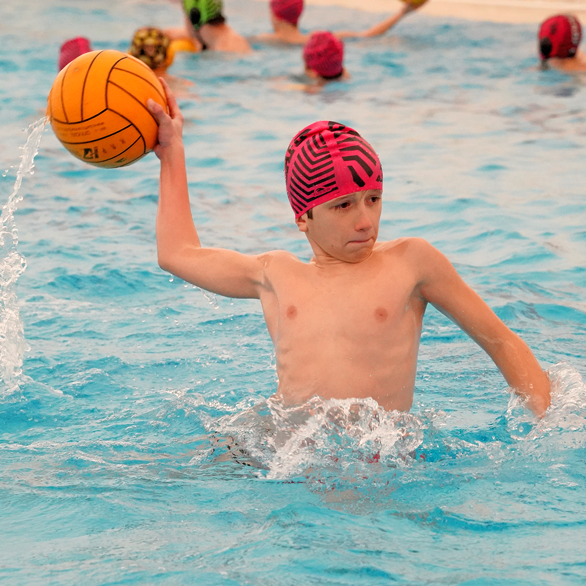 campuswpcamp's tweet photo. 💥 Máxima intensidad 💥 Nuestros campers lo están dando todo en el 3º campus WP CAMP XMAS 🤽‍♂️

💪 Al trabajo técnico individual, ya le hemos sumado ejercicios de pases, lanzamientos y un primer partido para romper el hielo 😉 ¡Seguimos!

#waterpolo #WPCAMPXMAS https://t.co/iYmPlE1CmL