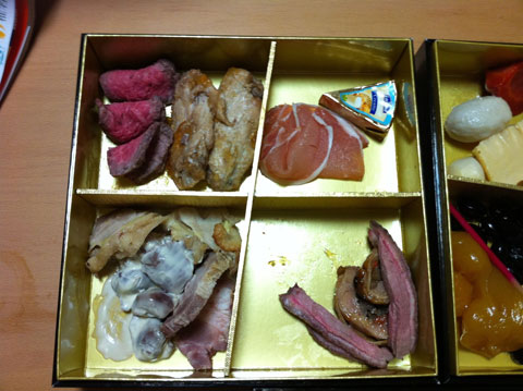 ZanEngineer's tweet photo. クソおせちつくった人、まさか毎年年末年始に掘り起こされてバズるネットミームになるとは思いもしなかっただろうな。絶対にすぐに忘れられると思ってたやろ。

#クソおせち https://t.co/aoAJBuMswC