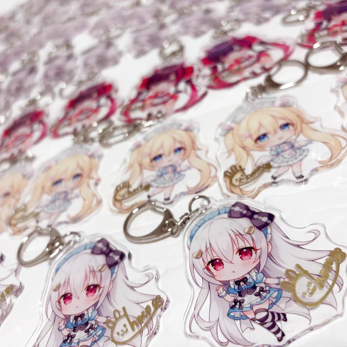 トレーディングアクキーの、当たりのミニ色紙が描けました~アクキーに合わせてアリス風メイドの吸血鬼ちゃんですアクキーも当たりのサインを沢山描いたので、ぜひ楽しんでくださいね 