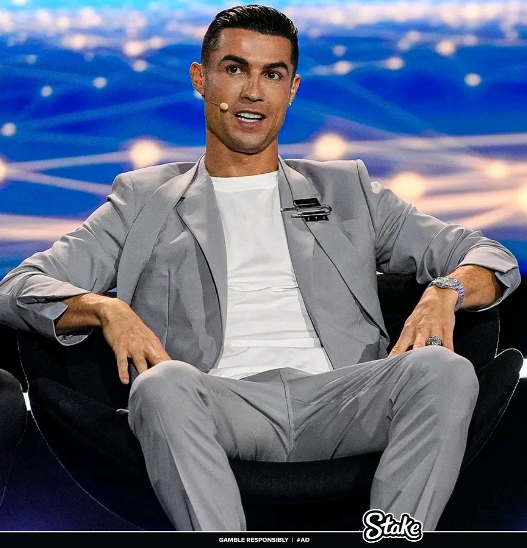 🚨🗣️ Lamine Yamal: "No matter how many players are doing things well, I think there is no one like Lionel Messi." 

"There is one &amp; only player to complete Football"

Yamal said this in front of Ronaldo in Dubai d'or ceremony 😭😭😭