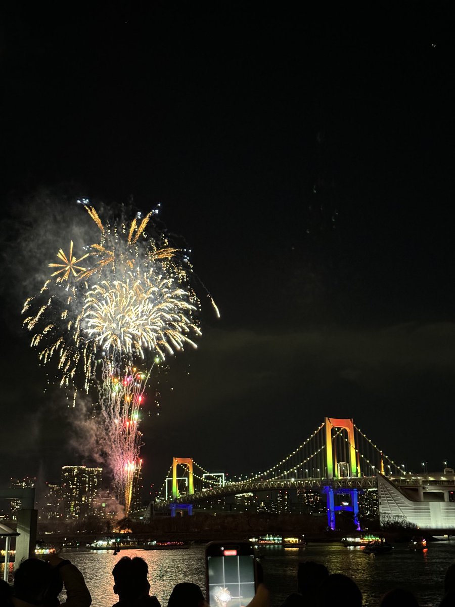 Kurow966's tweet photo. 今年最後の花火 https://t.co/ZcPHatGMGN