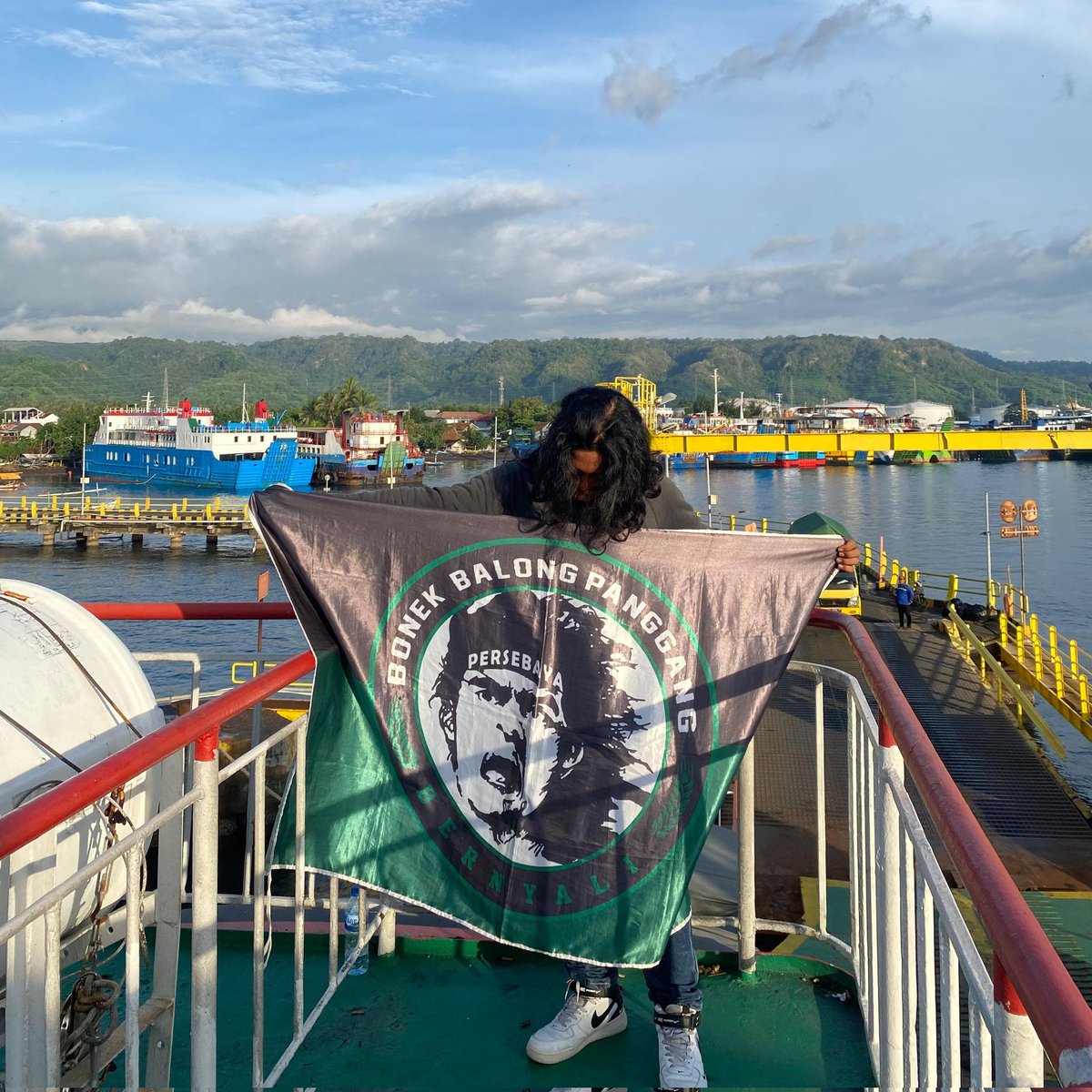 Blpg_Firm's tweet photo. We will follow you @persebayaupdate  overland and sea 🕊️
Kulonuwon Bali 🐊💥💚🙏🏻🌻 #PersebayaDay https://t.co/z6Jg2Qysvs