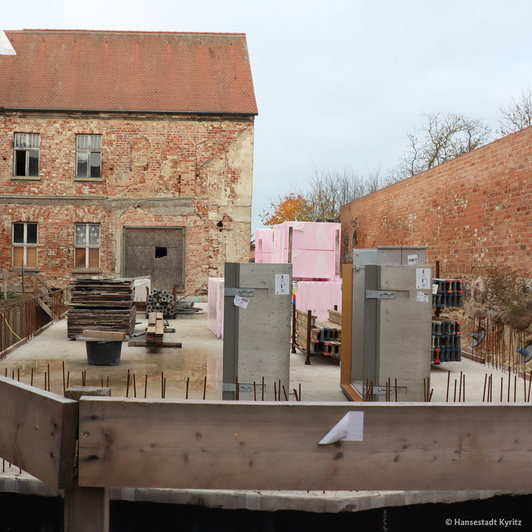 BMWSB_Bund's tweet photo. Derzeit wird für die Tourismusinformation und das neue Junge Museum, das u.a. Rundgänge und Ausstellungen bieten wird, der ehem. Klausurflügel des Klosters saniert. Zudem wird ein neues Veranstaltungsgebäude gebaut. Mit dem #KulturKlosterKyritz kommt neues Leben in alte Gemäuer. https://t.co/DPK0DJaOUV