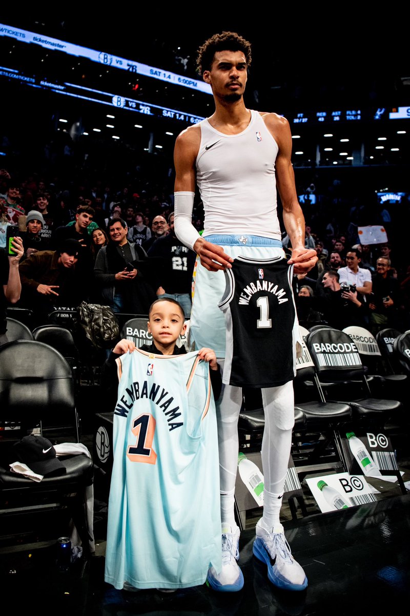 demas6Basket's tweet photo. Posiblemente el mejor intercambio de camisetas de los últimos años🤣

(via @spurs) https://t.co/t8Js1C2Rbh