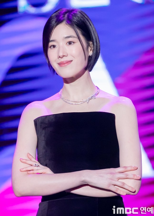 KDramaHandle's tweet image. #KangMina and #JungEunChae at the #2024APANStarAwards (#APAN2024) red carpet.