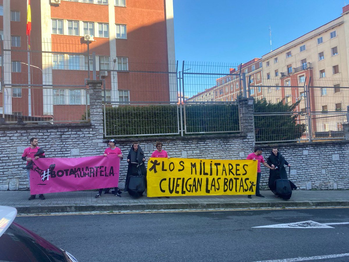 Reclamamos la desaparición ❌ de este cuartel y todos los ejércitos, proponiendo que estos espacios se destinen a proyectos que beneficien al barrio 🏘️ y nos protejan de amenazas reales como la desigualdad , la pobreza  y la falta de acceso a servicios básicos . #BotaKuartela