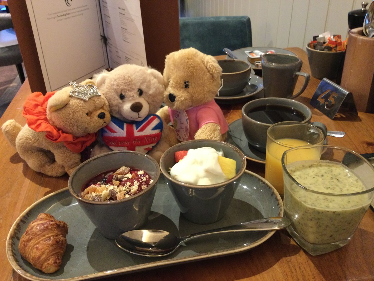 LondonChowClub's tweet photo. Day 2 @ #Warner #Heythrop . #Continental #breakfast @ da Travelling Duke #pub of coffee, orange juice, kale smoothie, croissant, granola, fruit wit’ yog. https://t.co/Zs7cHD5Riu