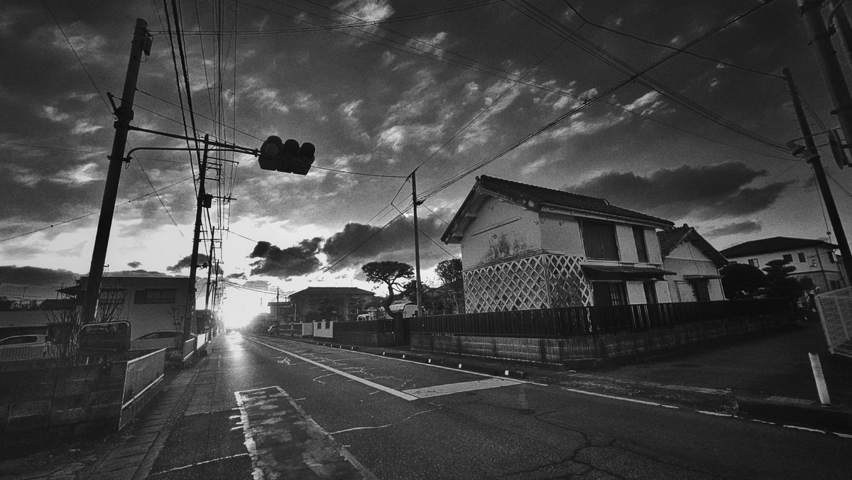 The morning sun has begun to shine on the road beside the Kura (Traditional Japanese Storehouse).