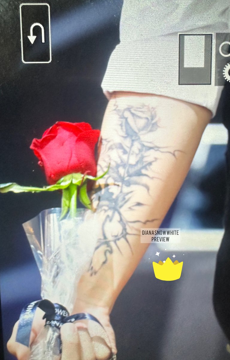 JWYcomfort's tweet photo. WOOYOUNG TAKING A ROSE WHO MATCH WITH HIS ROSE TATTOO PLSSSSS OLGGG https://t.co/3LX2sGIvEv