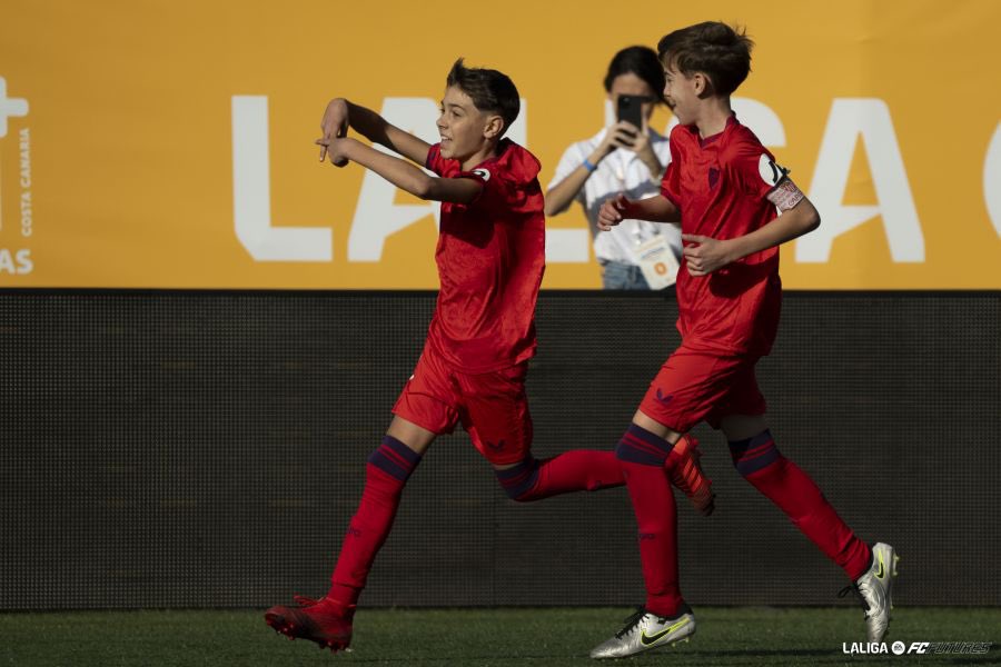 CanteraSFC's tweet image. El #SevillaFCInfB se clasifica para los cuartos de #LALIGAFCFUTURES a la espera de conocer su rival al cierre de la fase de grupos. 👏🔝

#CanteraSevillaFC