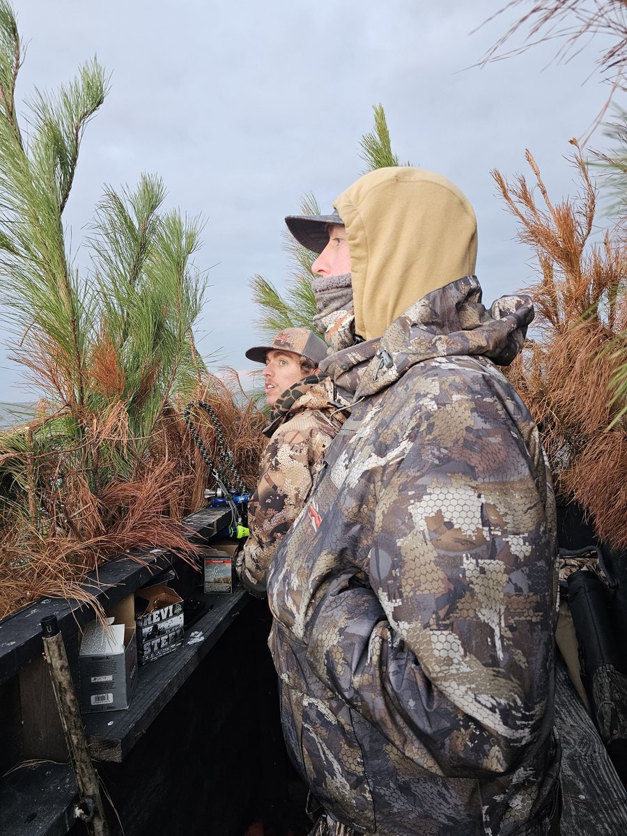 FishOutWhiskey's tweet photo. Eyes to the Skies 
#ducksunlimited #sitkagear #waterfowl #outerbanks #NorthCarolina #hunting #conservation https://t.co/717xzeKAXq