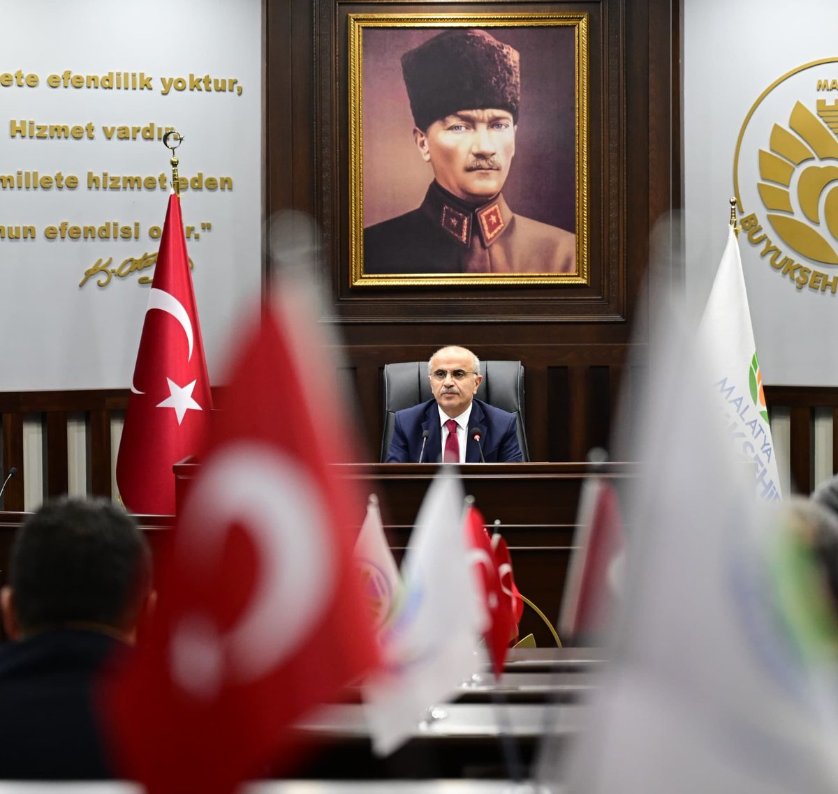 samiermbb's tweet photo. Büyükşehir Belediyemizin ve bağlı işletme ile şirketlerimizin kıymetli yöneticileriyle geniş katılımlı bir koordinasyon toplantısı gerçekleştirdik.

📊 2024’te yaptıklarımızı değerlendirdik, 🎯 2025 hedeflerimizi belirledik.

👏 Malatya’mız için taş üstüne taş koyan, fedakârca çalışan her bir yol arkadaşıma gönülden teşekkür ediyorum.

 2025 yılını “Seferberlik Yılı” ilan ettik!

#Malatya’mız tam anlamıyla ayağa kalkana kadar,

🏠 Her hemşehrimiz evine,

👷‍♂️ İşine yerleşinceye kadar bizim için durmak, dinlenmek yok!

✨ 2025’in Malatya’mız, milletimiz ve insanlık için hayırlı olmasını diliyorum.
Birlikte başaracağız! 🤝💙