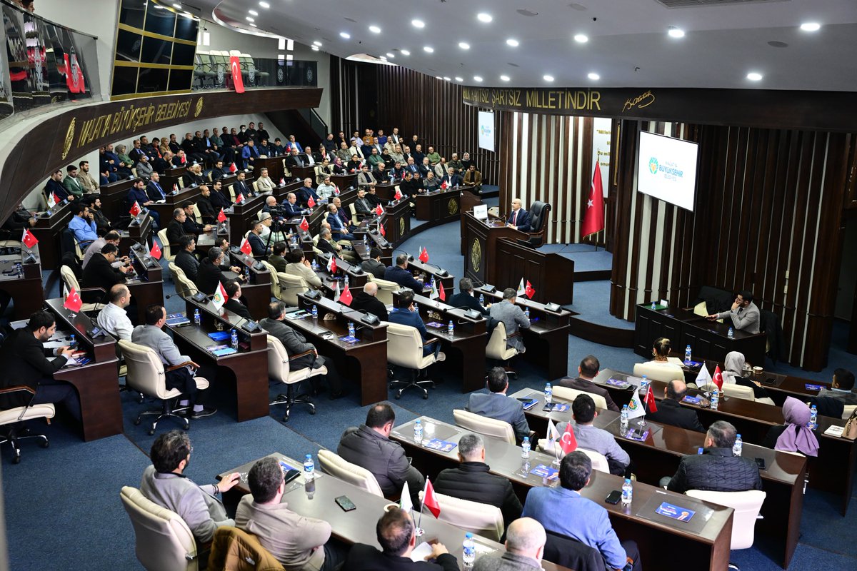 samiermbb's tweet photo. Büyükşehir Belediyemizin ve bağlı işletme ile şirketlerimizin kıymetli yöneticileriyle geniş katılımlı bir koordinasyon toplantısı gerçekleştirdik.

📊 2024’te yaptıklarımızı değerlendirdik, 🎯 2025 hedeflerimizi belirledik.

👏 Malatya’mız için taş üstüne taş koyan, fedakârca çalışan her bir yol arkadaşıma gönülden teşekkür ediyorum.

 2025 yılını “Seferberlik Yılı” ilan ettik!

#Malatya’mız tam anlamıyla ayağa kalkana kadar,

🏠 Her hemşehrimiz evine,

👷‍♂️ İşine yerleşinceye kadar bizim için durmak, dinlenmek yok!

✨ 2025’in Malatya’mız, milletimiz ve insanlık için hayırlı olmasını diliyorum.
Birlikte başaracağız! 🤝💙
