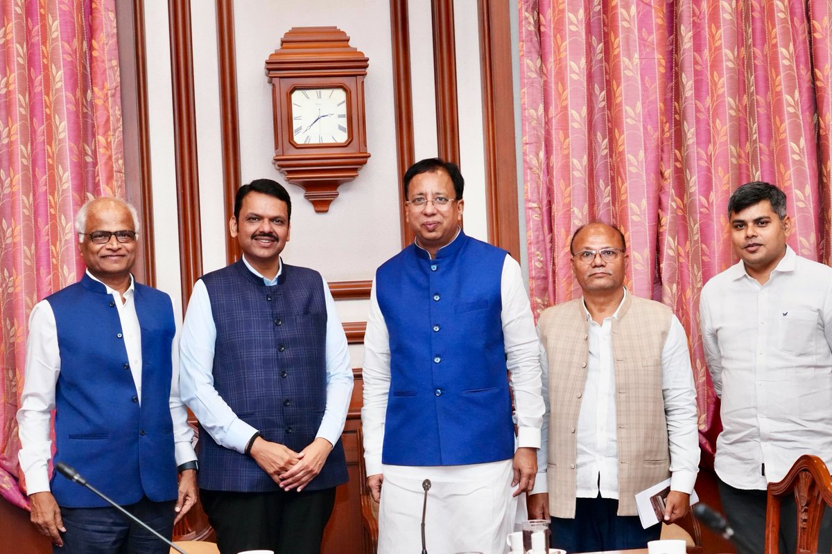 CMOMaharashtra's tweet photo. मुख्यमंत्री देवेंद्र फडणवीस यांची मुंबई येथील सह्याद्री अतिथीगृह येथे बिहारचे खासदार डॉ. संजय जायसवाल आणि सिक्कीमचे खासदार डॉ. इंद्र ह��ंग सुब्बा यांनी भेट घेत अभिनंदन केले आणि शुभेच्छा दिल्या.

मुख्यमंत्री देवेंद्र फडणवीस इनसे मुंबई स्थित सह्याद्री अतिथीगृह पर आज बिहार के सांसद डॉ. संजय जायसवाल और सिक्किम के सांसद डॉ. इंद्र हांग सुब्बा इन्होंने मुलाकात कर अभिनंदन किया एवं शुभकामनाएं दी।

@Dev_Fadnavis @sanjayjaiswalMP @IndraHangSubba1
#Maharashtra #DevendraFadnavis #Mumbai