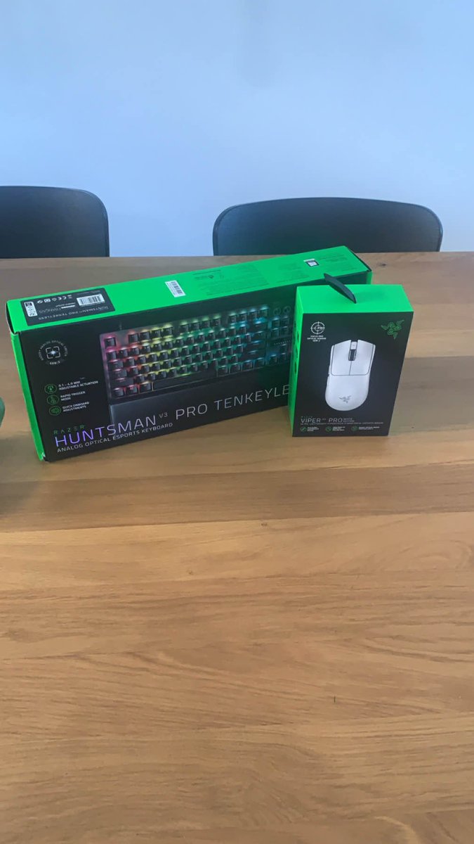 Merci pour les cadeaux de noël <a href="/RazerFrance/">R Λ Z Ξ R 🇫🇷</a> 
Je devrais pouvoir monter lvl 60 sur wow hc avec ça 😇