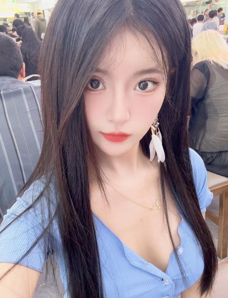 ling23781's tweet photo. @mrds16888 昆明 一个喜爱吃喝玩乐的反差在校生离得近的可以一起玩呀 附上一张大头照 https://t.co/6ZHIHLiHmm