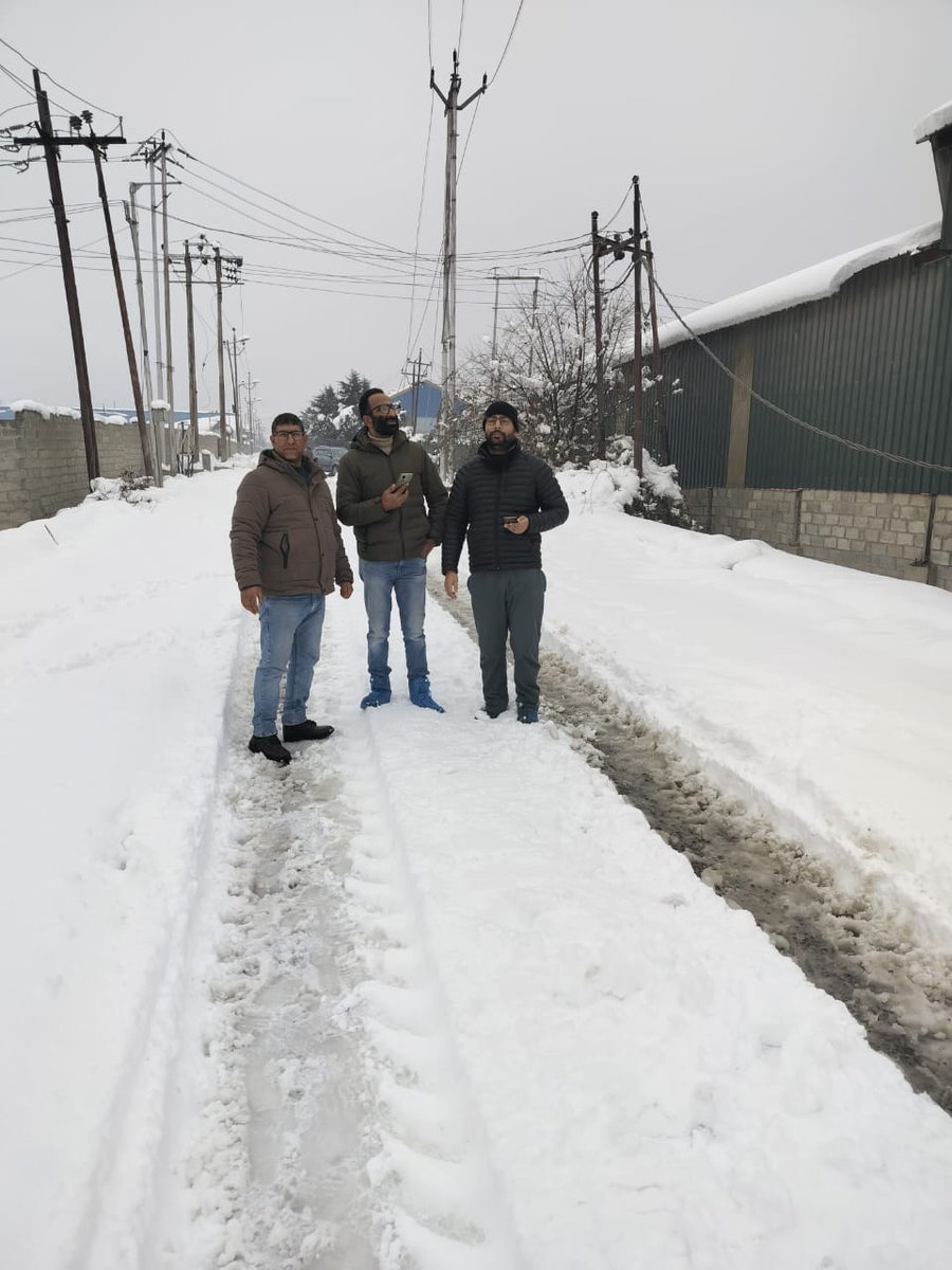 SD_Pulwama's tweet photo. All Eleven No. 11 kV Industrial Feeders of SIDCO Lassipora and rural feeders namely Achan,Udoora, Lassipora emanating from old Lassipora have been restored fully .
@dcpulwama @SeKpdclpulwama @EDPulwama https://t.co/pIYsLve9WN