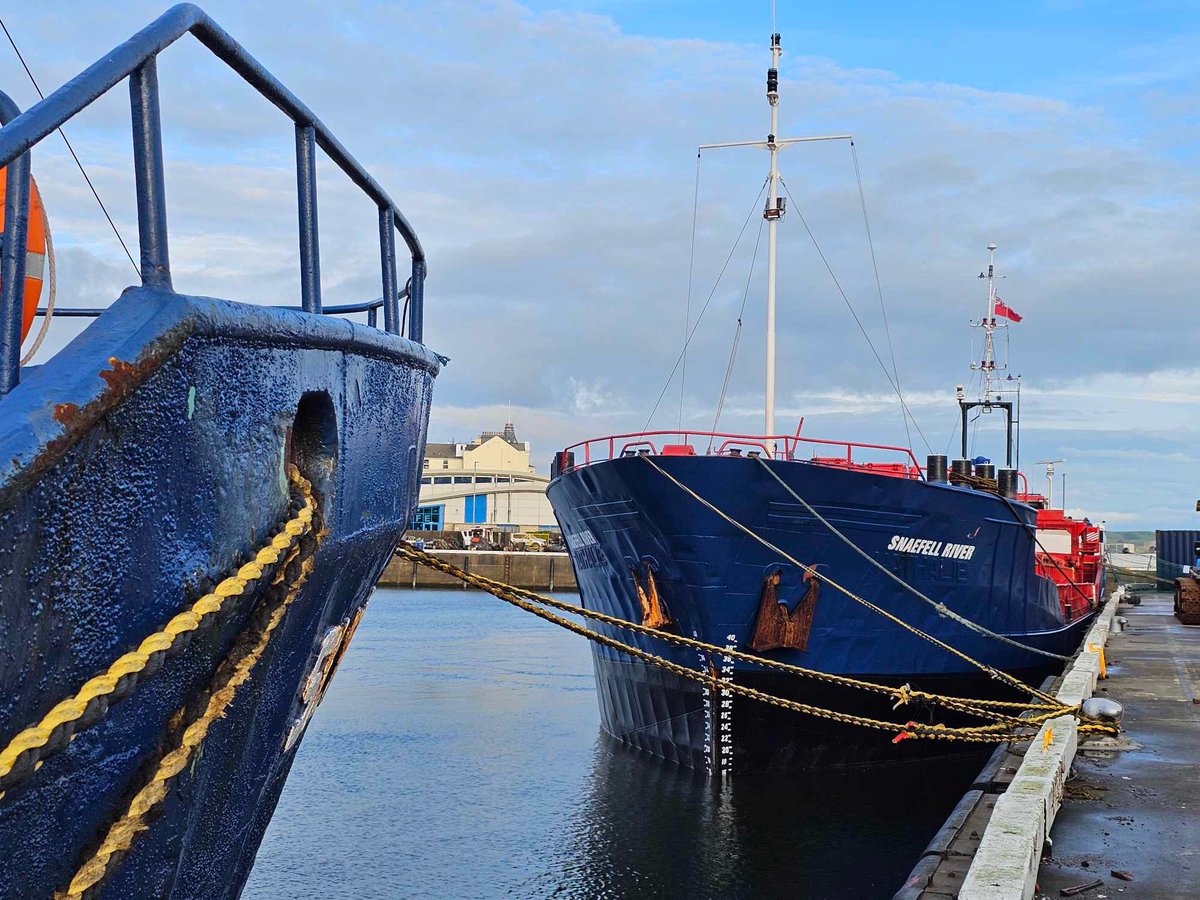 IOMHUK's tweet photo. Silver River and Snaefell River together at last in Ramsey!
Wonder what Silver River is saying to Snaefell River 🤔👀🤣
Pics: Paul Turner
Date: Saturday 28th December 2024
#Isleofman #ShipSpotting #shipphotography #Ship #freight #SilverRiver #Ramsey #SnaefellRiver #Belfast #Lancaster
@WSMezeron @LancasterPort @BelfastHarbour @mersey_shipping