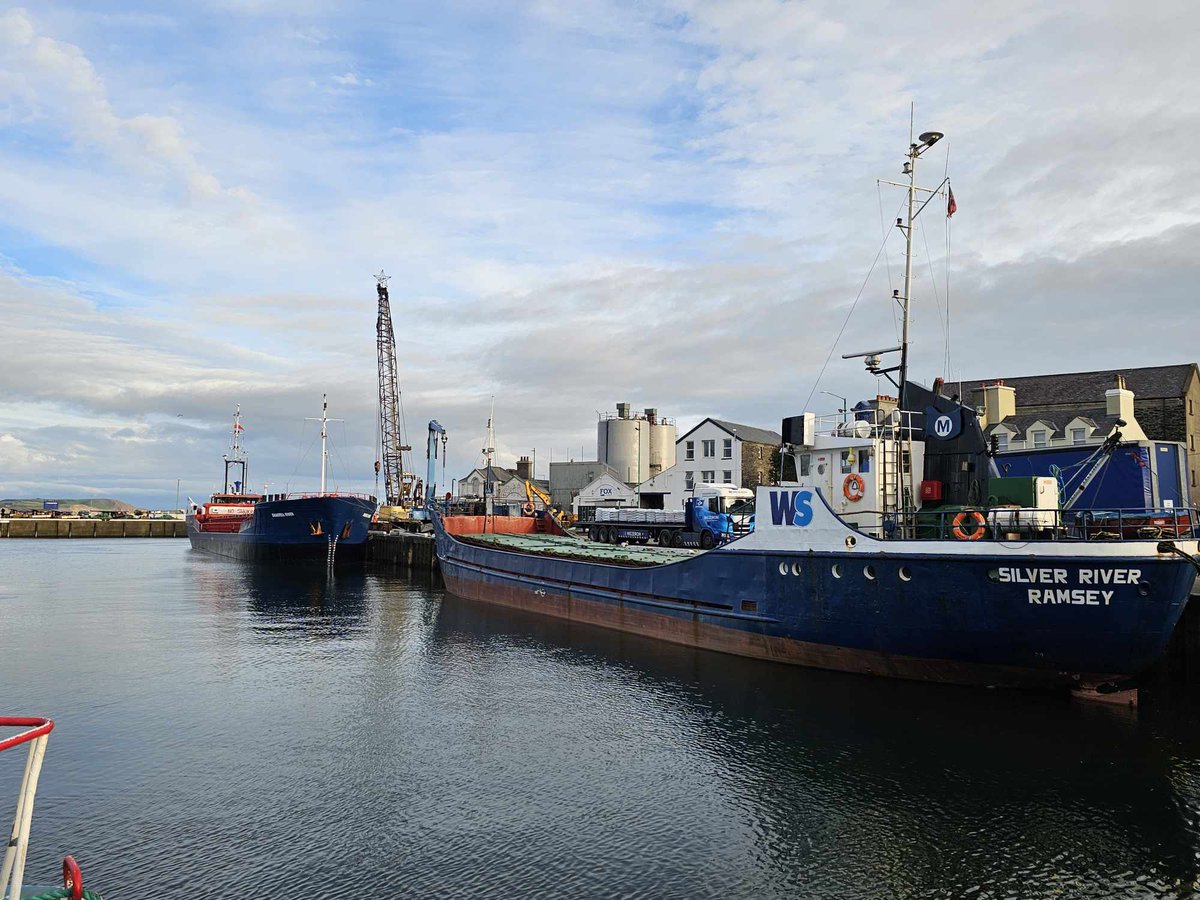 IOMHUK's tweet photo. Silver River and Snaefell River together at last in Ramsey!
Wonder what Silver River is saying to Snaefell River 🤔👀🤣
Pics: Paul Turner
Date: Saturday 28th December 2024
#Isleofman #ShipSpotting #shipphotography #Ship #freight #SilverRiver #Ramsey #SnaefellRiver #Belfast #Lancaster
@WSMezeron @LancasterPort @BelfastHarbour @mersey_shipping