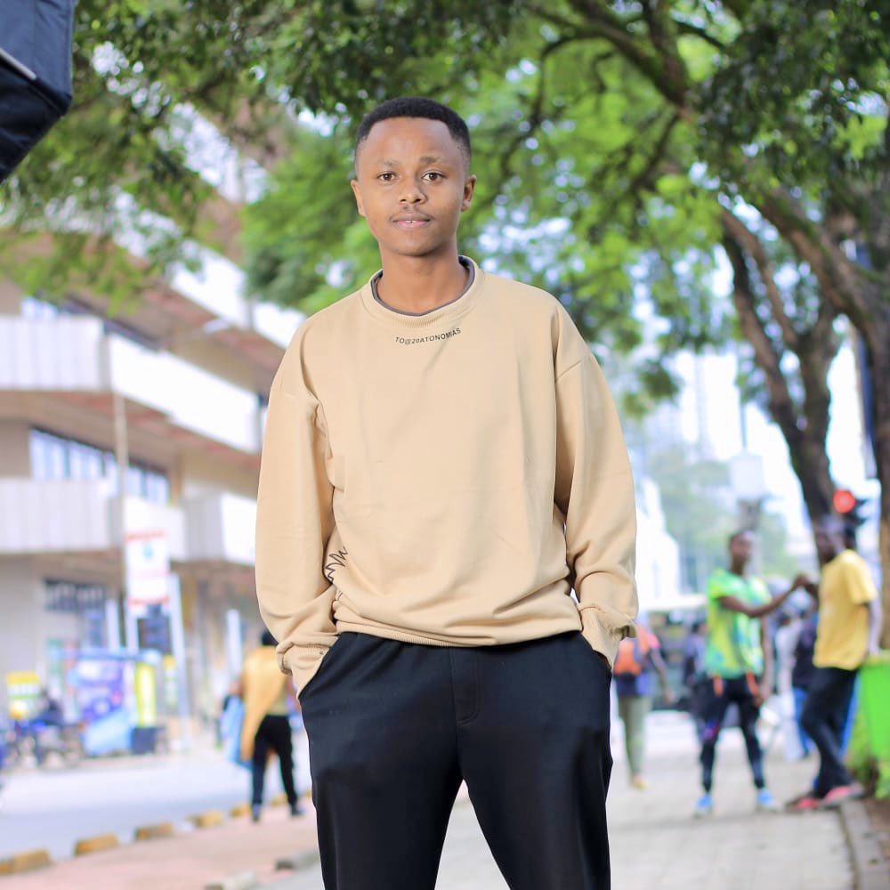 Image of Billy Mwangi’s abductor. Please circulate. Techies please enhance the image so that we can get a better view. 

#RutoMustGo