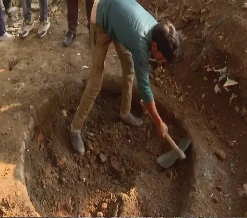AnshumanTe91910's tweet image. Yogi Adityanath govt revives the mysterious &apos;Mrityu Koop,&apos; mentioned in ancient texts. Found 300m from Jama Masjid, Sambhal, this ancient well is said to absolve sins. Excavation underway—history unfolds! 🕳️📜 #India #Archaeology #MrityuKoop #AncientMystery
