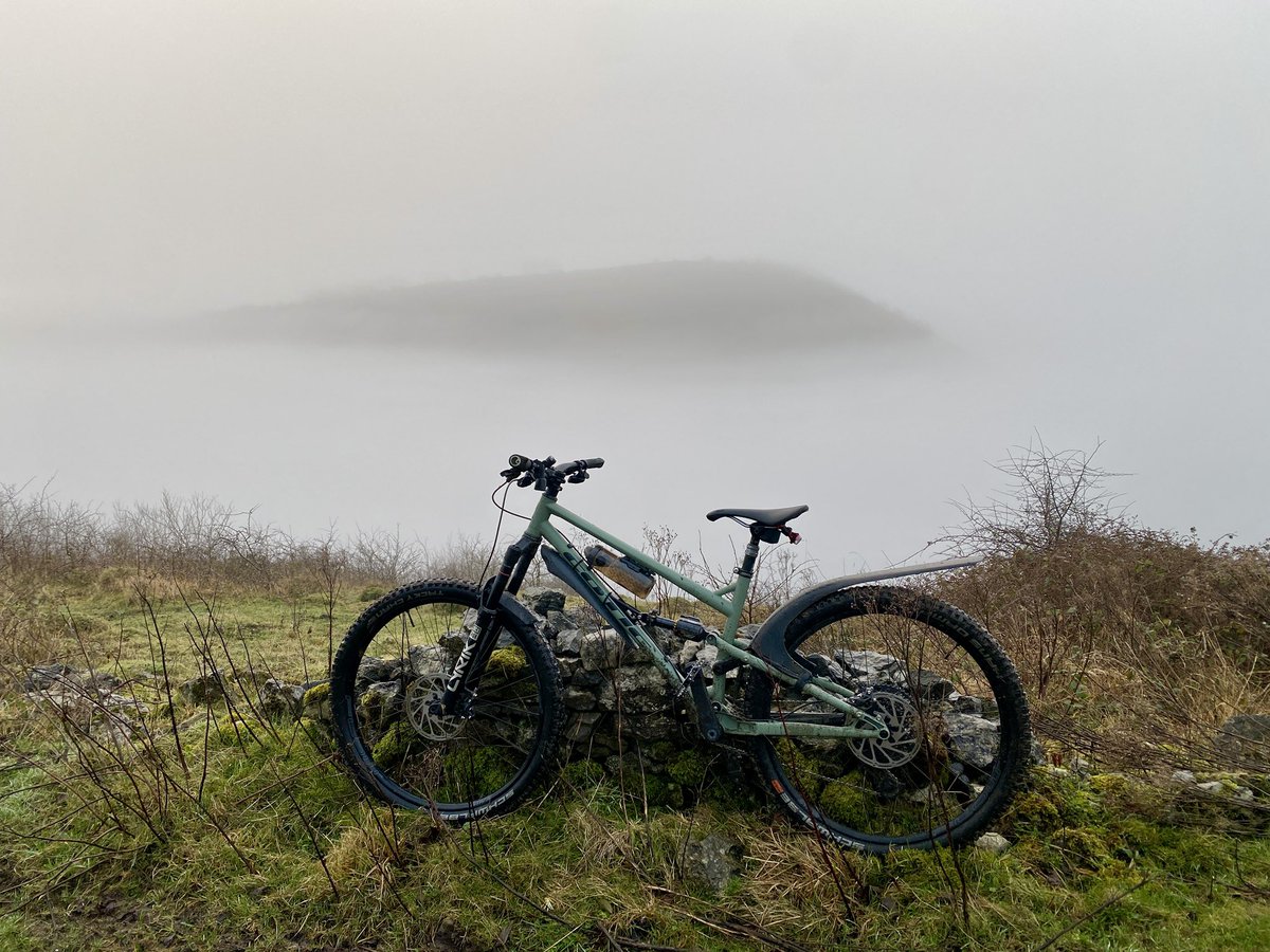 Another foggy one this morning. Grabbing an hour and testing my new Madison DTE Waterproof Primaloft Thermal Gloves. Very impressed so far. Could be my new favourite winter gloves😎
<a href="/Absolutemtb1/">Absolutemtb</a> #mtb