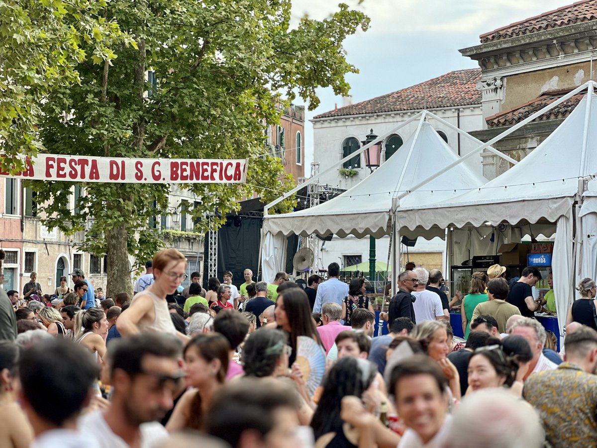 comunevenezia's tweet photo. ✔️ Nella sua ultima seduta la #GiuntaComunale, su proposta dell'assessore alla Promozione del territorio Paola Mar, ha approvato la #delibera relativa a provvedimenti a sostegno dell'organizzazione di sagre, feste locali e fiere tradizionali per l'anno 2024.
🎙️ "Si tratta di eventi che creano momenti di socializzazione e condivisione tra i cittadini e le rispettive comunità - ricorda il sindaco @LuigiBrugnaro - Garantiscono una maggior sicurezza e presidio, rappresentano un'opportunità per le attività commerciali e sono nello stesso tempo un'azione di promozione del territorio. Il mio grazie va ai volontari di queste associazioni perché continuano a essere presenti ed attivi, in una logica di sussidiarietà".
🎤 "Un sostegno per dare continuità alle manifestazioni tradizionali, un punto d’incontro importante per la socializzazione che diventa un governo del territorio attraverso l’animazione - spiega l'assessore Mar - La delibera detta gli indirizzi per la predisposizione e la pubblicazione di un avviso pubblico, contenente lo schema della domanda di contributo per l’organizzazione di manifestazioni realizzate e autorizzate entro il 31 dicembre 2024”.
👉 https://t.co/NhGboCEmeL