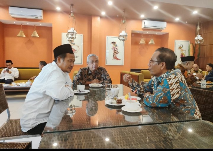 AniqMohammad89's tweet photo. #gusbaha bersama prof @mohmahfudmd 

Ternya Hasto SMA Jatinangor tiktok https://t.co/hV51Fqlu8D