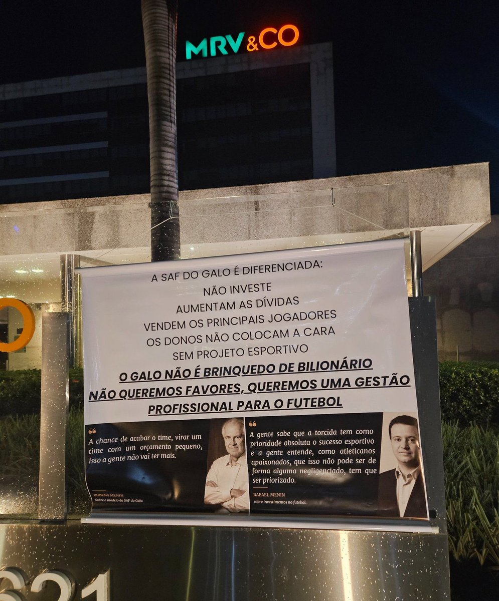 Falagalo13's tweet photo. 🚨 Sede da MRV amanheceu com uma faixa com as promessas feitas pelos donos da SAF do Atlético.

"O Galo não é brinquedo de bilionário. Não queremos favores, queremos uma gestão profissional..."

📸 Reprodução WhatsApp 

#FalaGalo