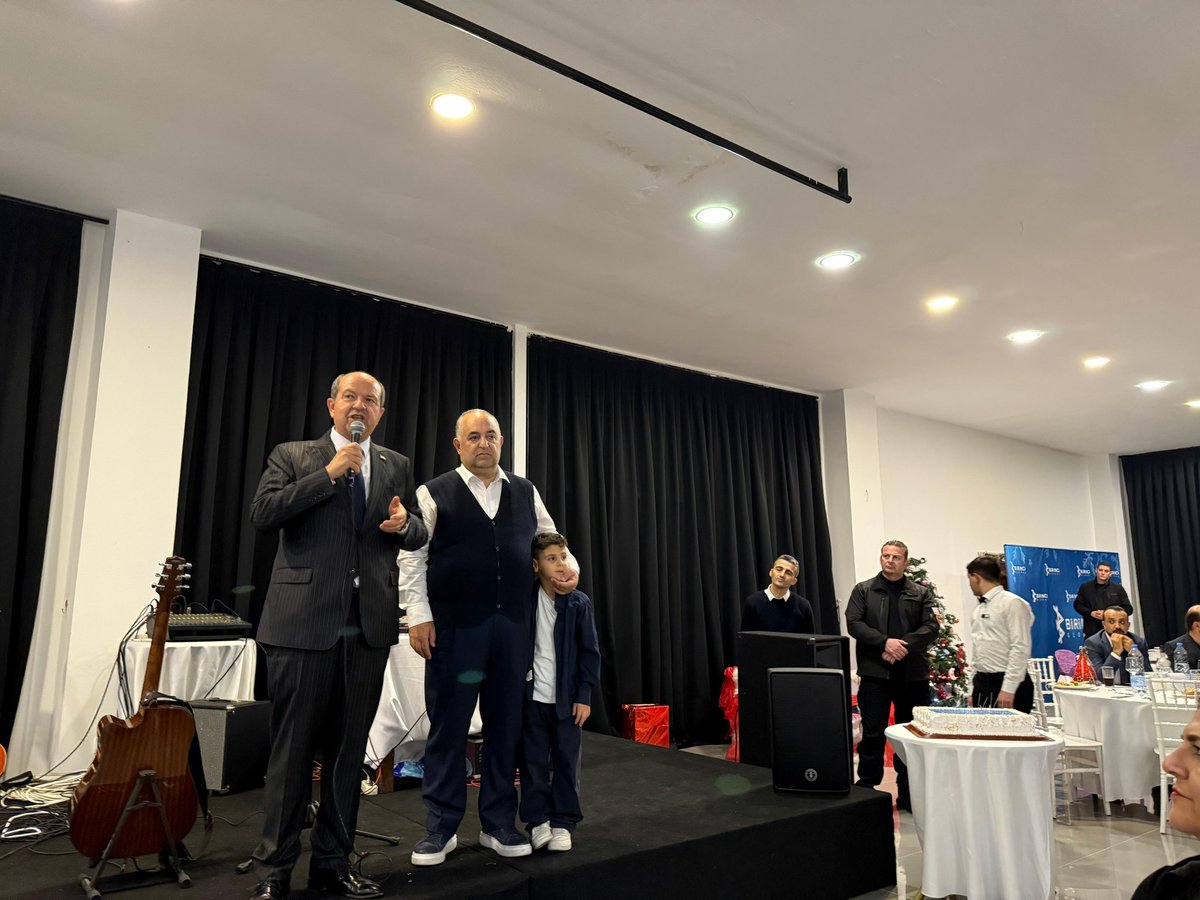 BirinciGlobal's tweet photo. Birinci Global ailesi olarak,geleneksel yılbaşı gecemizde biraraya geldik!Gecemize Cumhurbaşkanı Ersin Tatar teşrif ederek bizleri onurlandırdı. Geçen yılın yorgunluğunu atarken,yeniyıla daha güçlü,emin adımlarla ilerleyeceğimizin sözünü verdik.
#BirinciGlobal  #BirlikteDahaGüçlü https://t.co/hxz9UD5Jpt