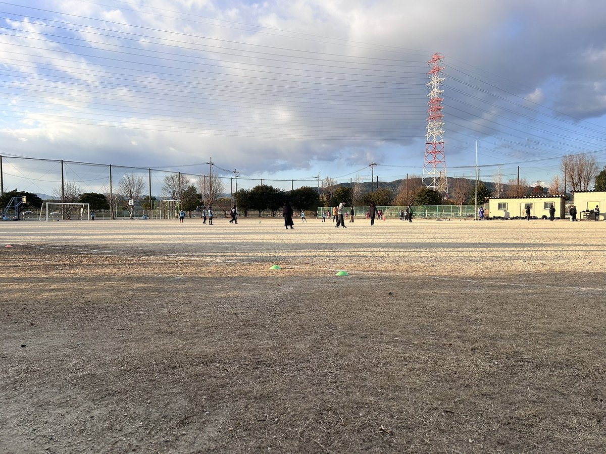 今日は一日中チームの蹴り納めー⚽️

こどもVS親の試合とかあったりして楽しかった😊けど、足はガクガク🤣ゴール前まで何とかドリブルするもシュートがへなちょこやった😅

まだ明日もスクールはありますが、何とか2人とも今年頑張ってくれました。来年もコツコツとやっていこう💪