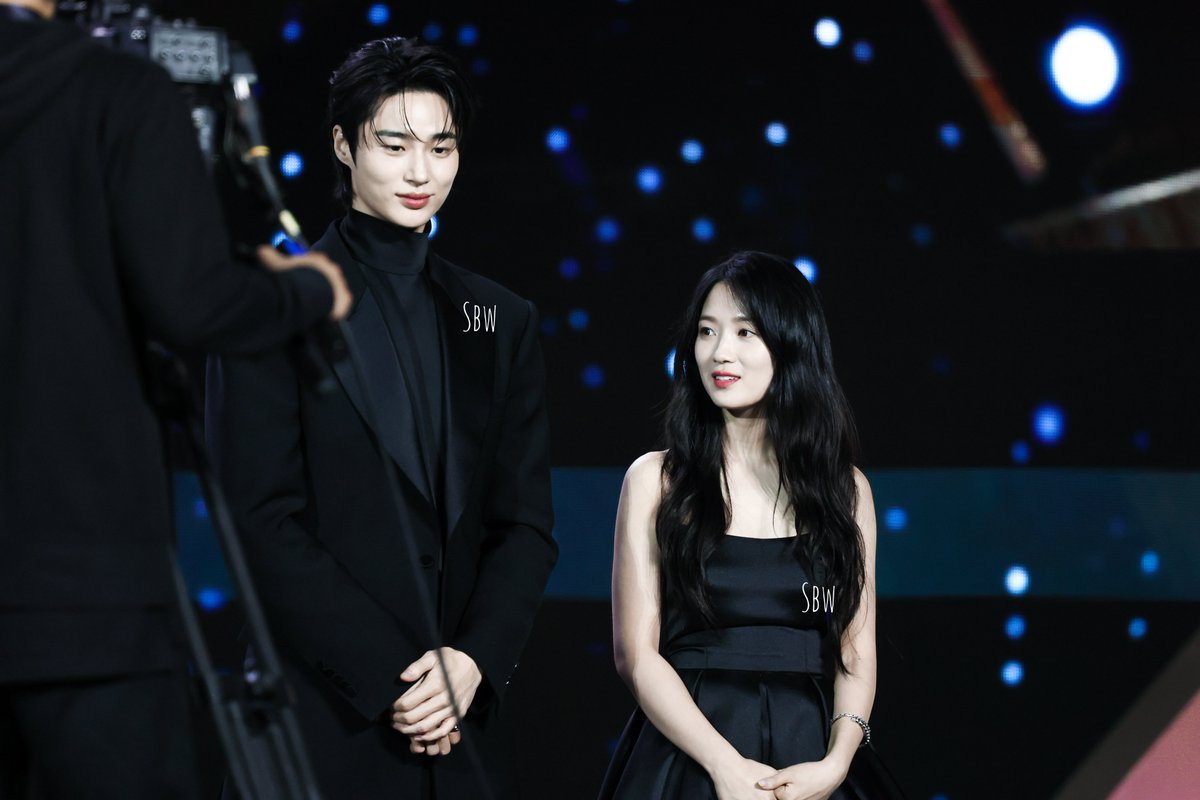 sweetboywoo's tweet photo. [HD] 241227 Byeon Woo Seok &amp; Kim Hyeyoon at AAA BKK  (3) 

#ByeonWooSeok #AAA #AsiaArtistAwards 
#AAA2024 #AAA2024inBKK
 #변우석 #KimHyeyoon 

[NO REPOST, NO EDITS] https://t.co/WTRsaRKU3N