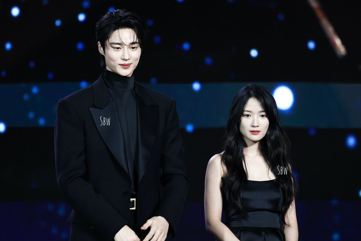 sweetboywoo's tweet photo. [HD] 241227 Byeon Woo Seok &amp; Kim Hyeyoon at AAA BKK  (3) 

#ByeonWooSeok #AAA #AsiaArtistAwards 
#AAA2024 #AAA2024inBKK
 #변우석 #KimHyeyoon 

[NO REPOST, NO EDITS] https://t.co/WTRsaRKU3N