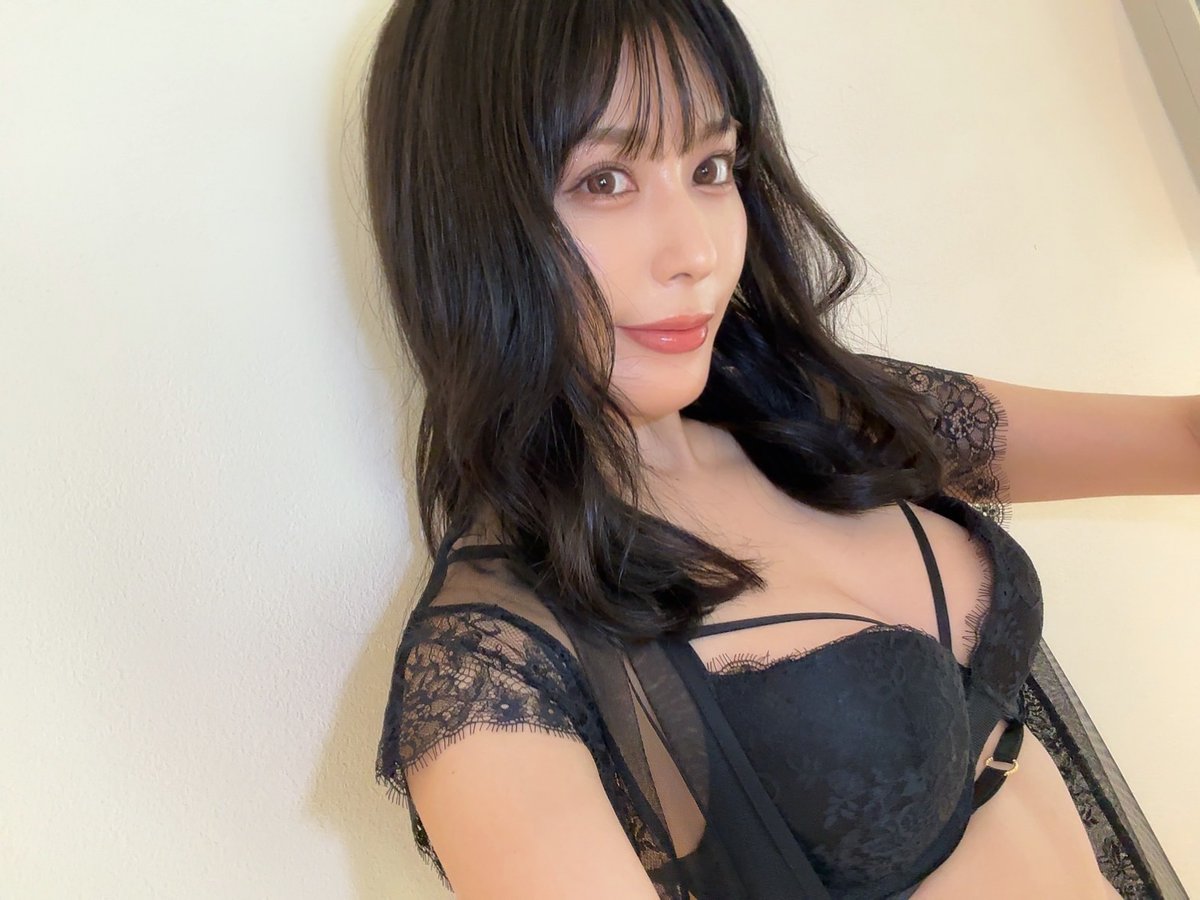 kiho_kanematsu's tweet photo. ⁡
　フォロワー10万人達成記念
　チェキプレゼント企画🎁🧡✨
⁡
　金松季歩としては初の紙の
　写真集『KIHO』
　衣装はほぼ私物のこだわりの強い
　私らしい1冊になりました👸💋
⁡
 【応募条件】
　@kiho_kanematsu のフォロー
    この投稿のリポスト＆いいね
⁡
    サイン入りのチェキが抽選で2名様に
　当たります✨️
　1月1日まで毎日この企画やるので
　毎日参加してくれたら当選確率がUP⤴️
　是非参加してね🐶💕