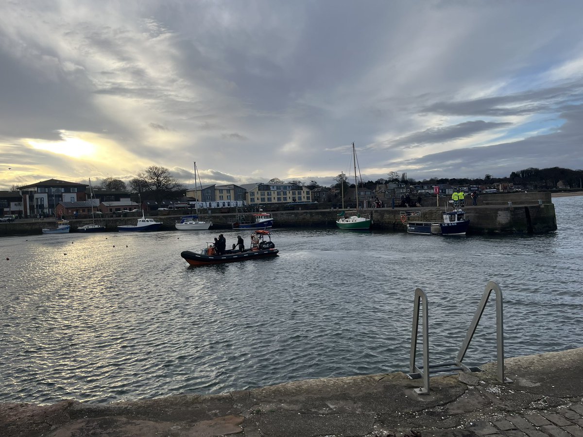 The <a href="/RoyalNavy/">Royal Navy</a> bomb disposal squad returning to Fisherrow Harbour… 

First time a row has been cancelled for that reason!

#coastalrowing <a href="/FisherrowHSA/">Fisherrow Harbour & Seafront Association</a>