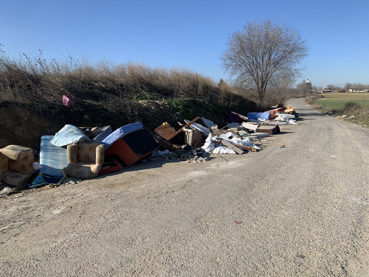 EeALeganes's tweet photo. Bueno sr del @AytoLeganes Los ciudadanos incívicos ya nos han dejado sus regalos navideños en nuestros caminos,hasta cuando vamos a tener que soportar los ciudadanos de #leganes que nos llenen nuestros caminos de basura y escombros,solución ya!!! https://t.co/06xkynmpbH
