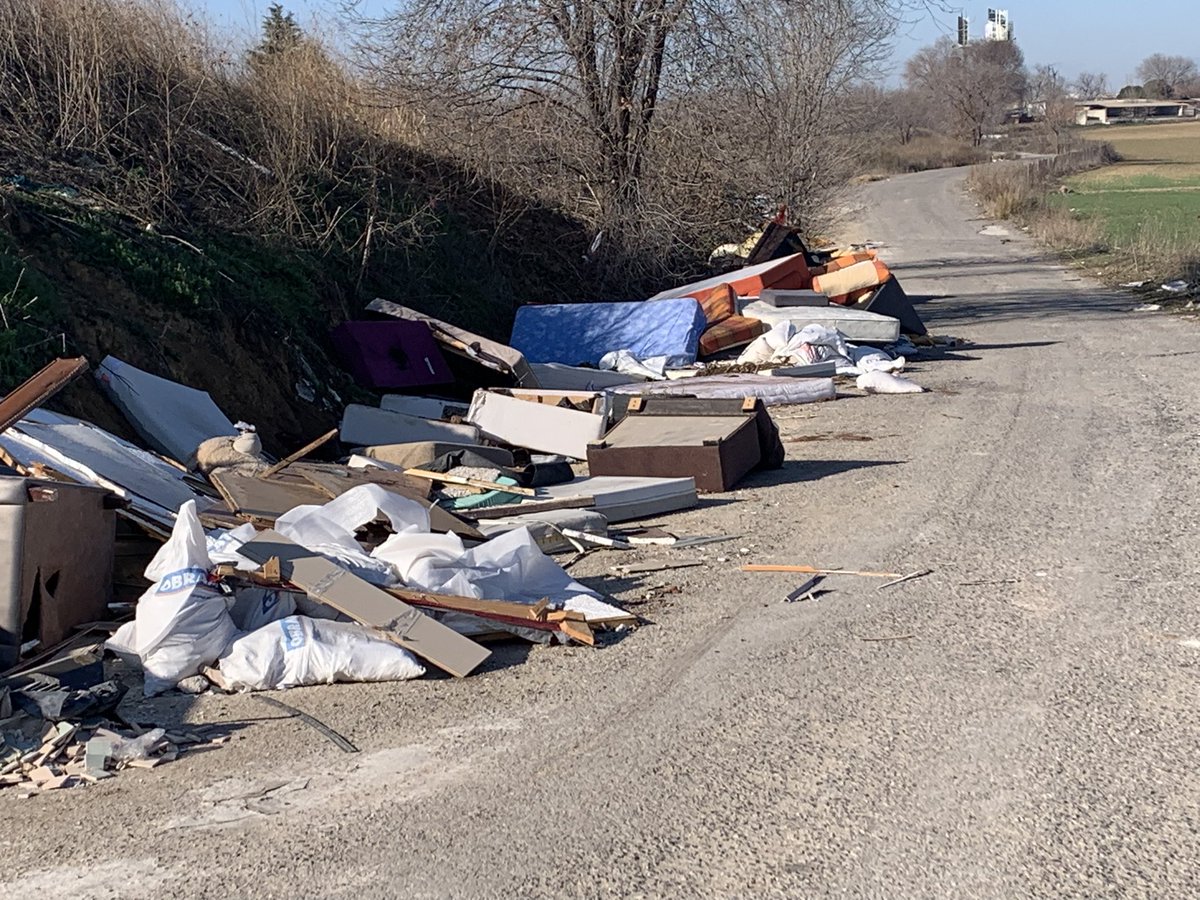 EeALeganes's tweet photo. Bueno sr del @AytoLeganes Los ciudadanos incívicos ya nos han dejado sus regalos navideños en nuestros caminos,hasta cuando vamos a tener que soportar los ciudadanos de #leganes que nos llenen nuestros caminos de basura y escombros,solución ya!!! https://t.co/06xkynmpbH
