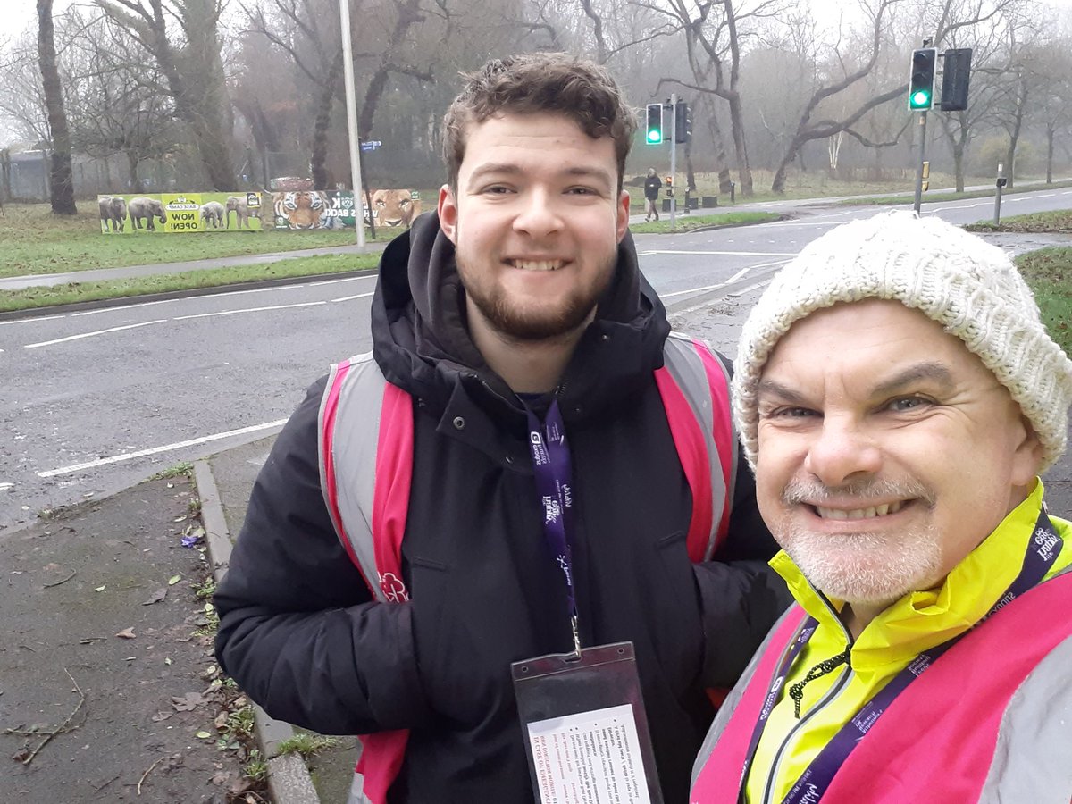 Unable to run (yet again due to yet another injury 🤬), so out there this morning for the Stanley Park, Blackpool #parkrun on motivational marshaling duties, with son 2.

Well done to everyone who took part and all fellow volunteers 👏