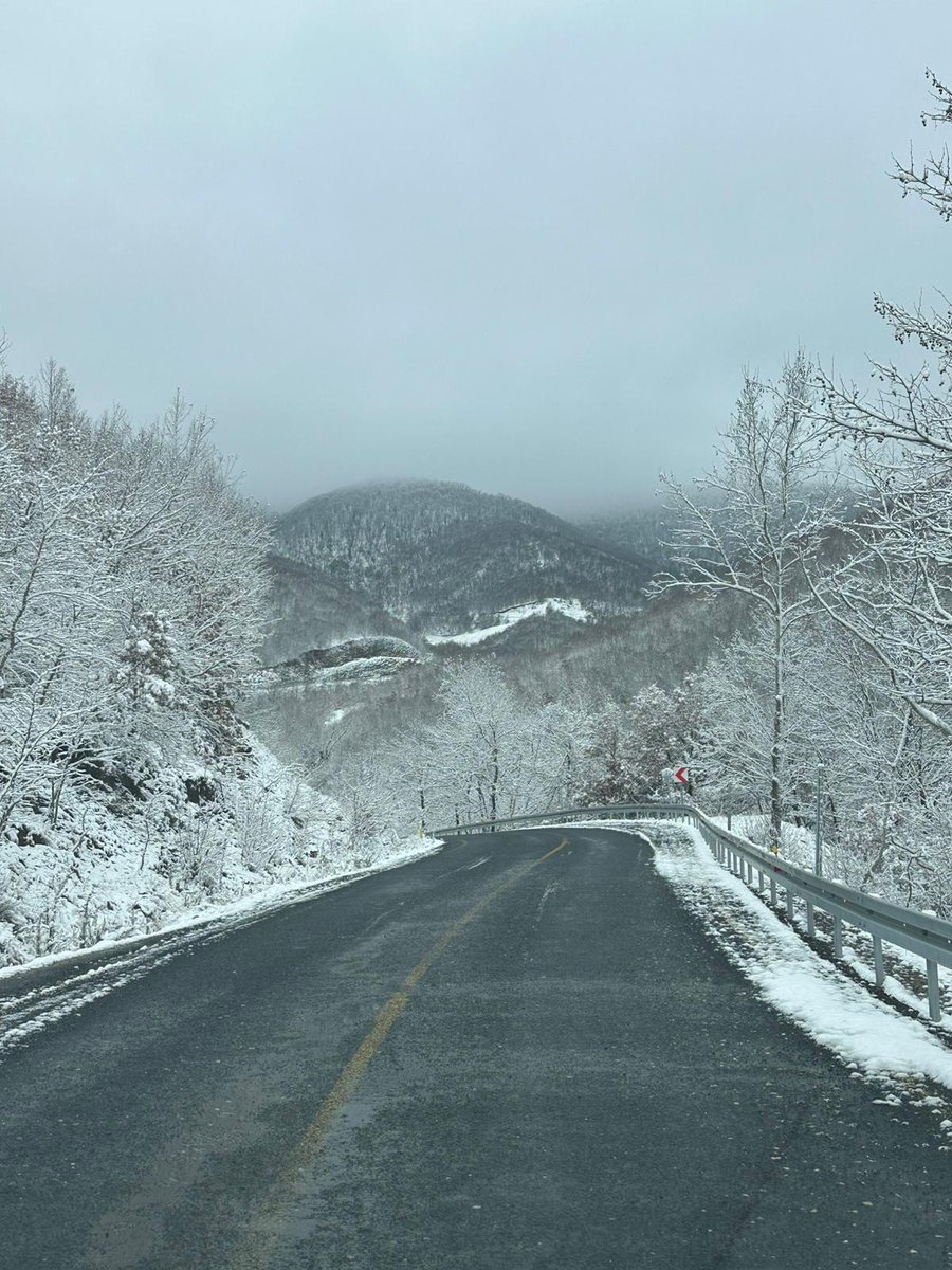 tekirdagpusula's tweet photo. Tekirdağ'da kar yağışı etkili oldu. Ganos Dağı ve çevresindeki kar yağışı doğa severlerin yoğun ilgisini çekti.
#karyağışı 
#tekirdağ
#doga https://t.co/zALyFMbekI