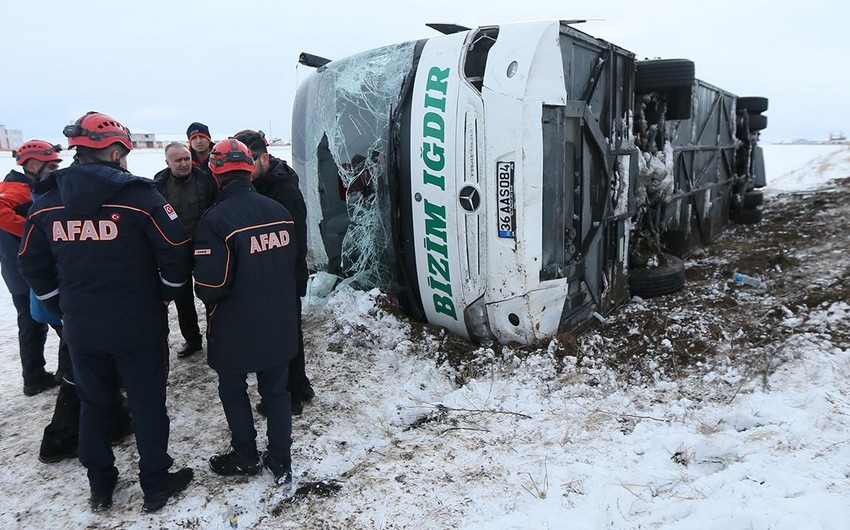 ikisahilnews's tweet photo. 🚍 Türkiyənin #Qars bölgəsində sərnişin avtobusunun aşması nəticəsində 23 nəfər yaralanıb. Qəzaya səbəb kimi əlverişsiz hava şəraiti göstərilir. https://t.co/MWt4yEy1Mx